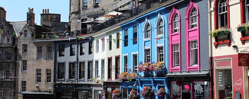 Färggranna fasader vid Victoria street, Edinburgh.